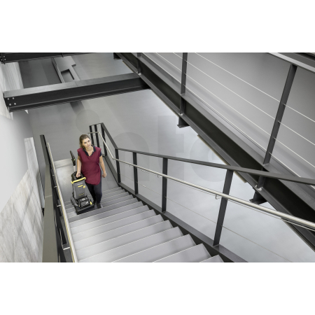 Podlahový bateriový mycí stroj KÄRCHER BR 30/4 C BP Pack *EU 1.783-228.0